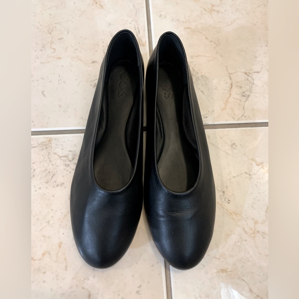 COS women flat shoes